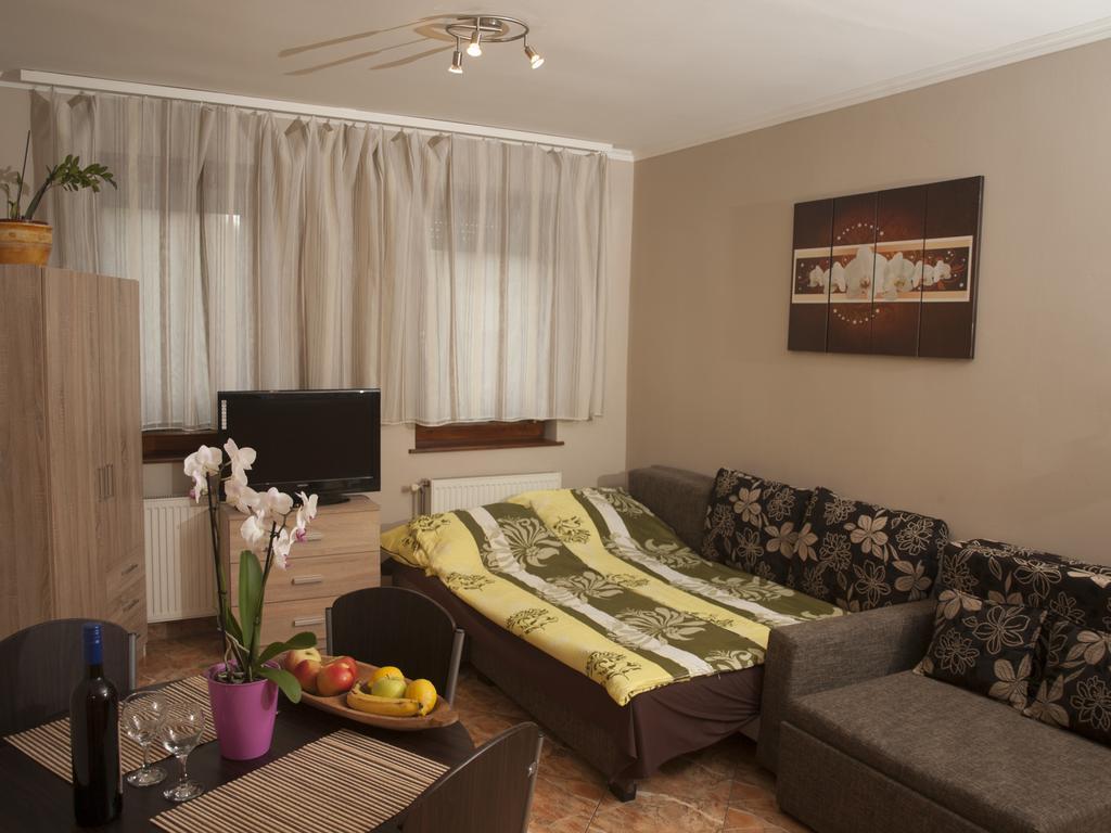 Flora Apartman ยูลา ภายนอก รูปภาพ